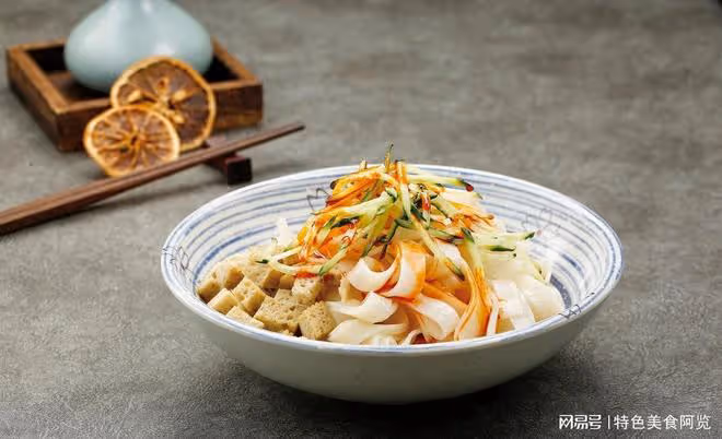 鮮香味美的涼拌涼皮，滿足你的味蕾享受