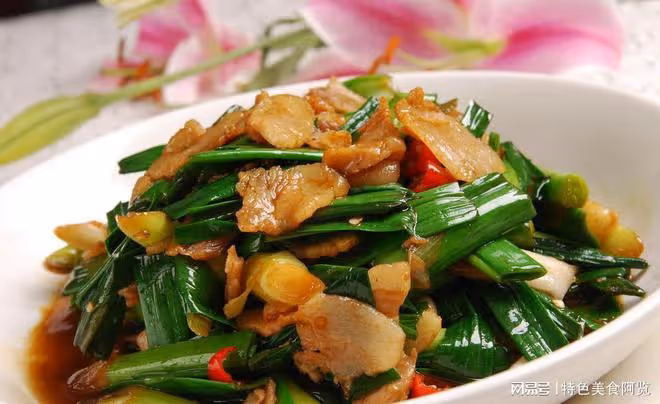 香氣四溢，佳肴滿桌，大蒜炒肉的魅力與做法解析