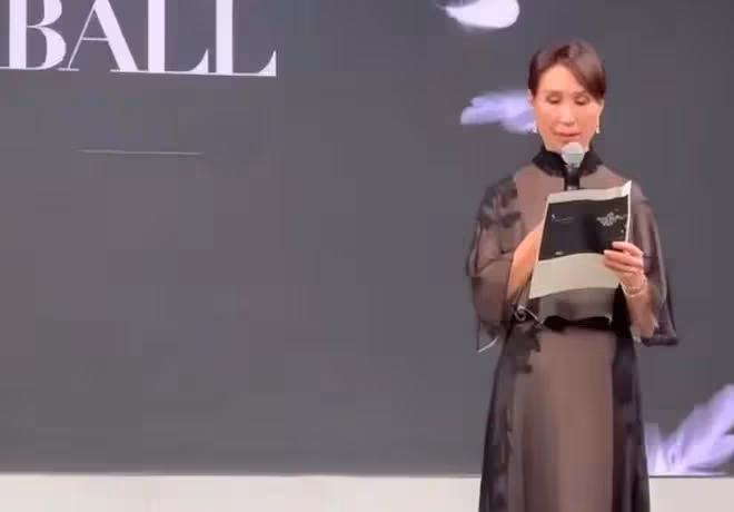 何超瓊60歲親妹露面，長相完全不像姐姐，身家百億已離婚單身