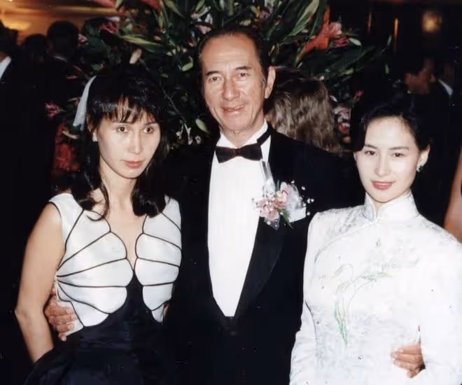 何超瓊60歲親妹露面，長相完全不像姐姐，身家百億已離婚單身