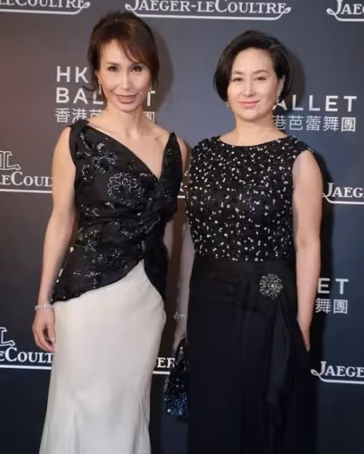 何超瓊60歲親妹露面，長相完全不像姐姐，身家百億已離婚單身