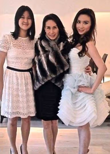 何超瓊60歲親妹露面，長相完全不像姐姐，身家百億已離婚單身