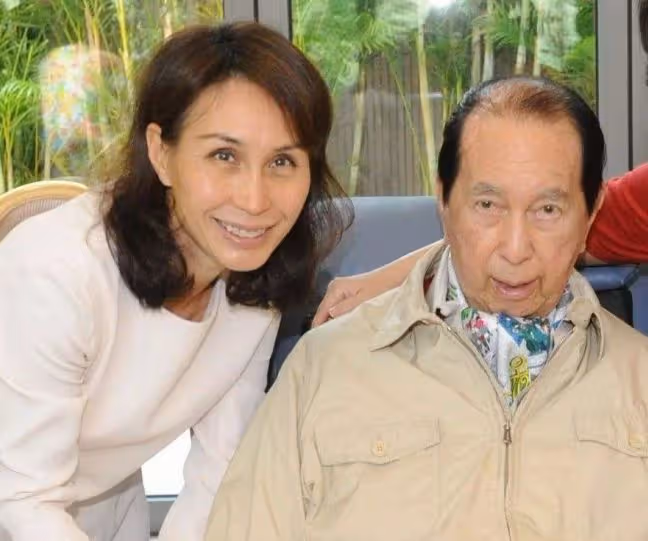 何超瓊60歲親妹露面，長相完全不像姐姐，身家百億已離婚單身