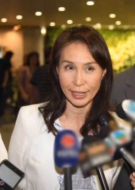 何超瓊60歲親妹露面，長相完全不像姐姐，身家百億已離婚單身