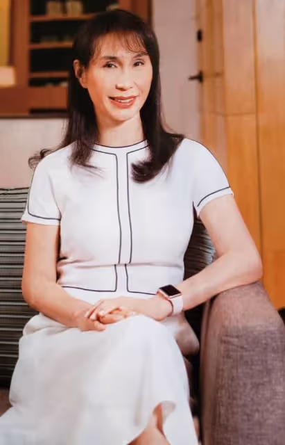 何超瓊60歲親妹露面，長相完全不像姐姐，身家百億已離婚單身
