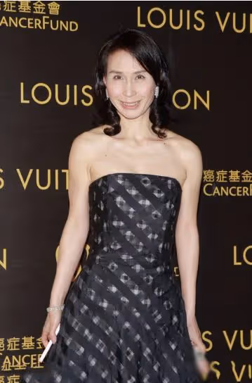 何超瓊60歲親妹露面，長相完全不像姐姐，身家百億已離婚單身