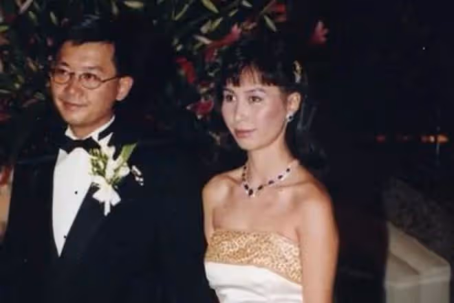 何超瓊60歲親妹露面，長相完全不像姐姐，身家百億已離婚單身