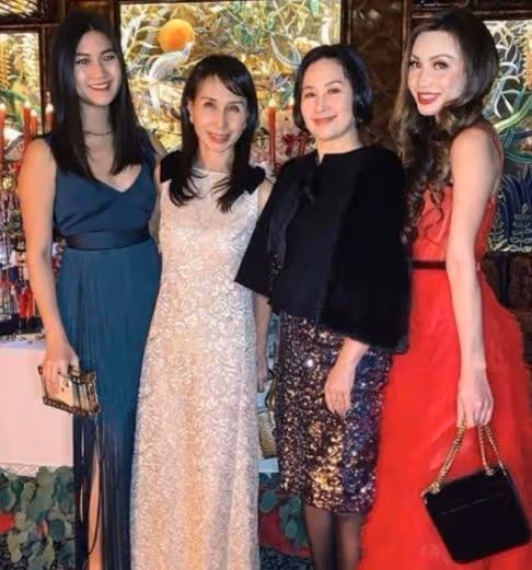 何超瓊60歲親妹露面，長相完全不像姐姐，身家百億已離婚單身