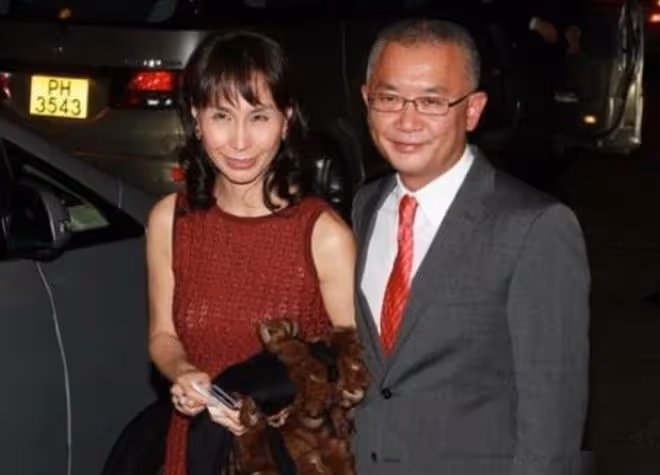 何超瓊60歲親妹露面，長相完全不像姐姐，身家百億已離婚單身