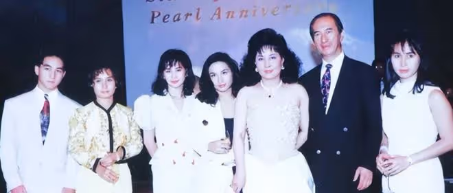 何超瓊60歲親妹露面，長相完全不像姐姐，身家百億已離婚單身