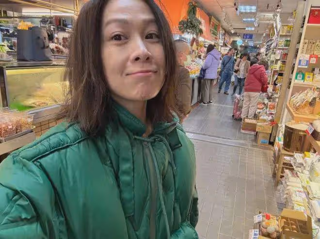 54歲劉若英素顏逛菜場,工作完到半夜還要帶娃,做主婦累到想罵人