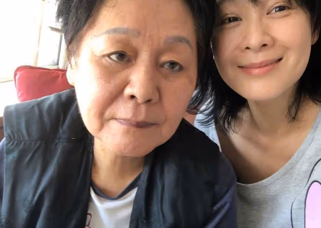 54歲劉若英素顏逛菜場,工作完到半夜還要帶娃,做主婦累到想罵人