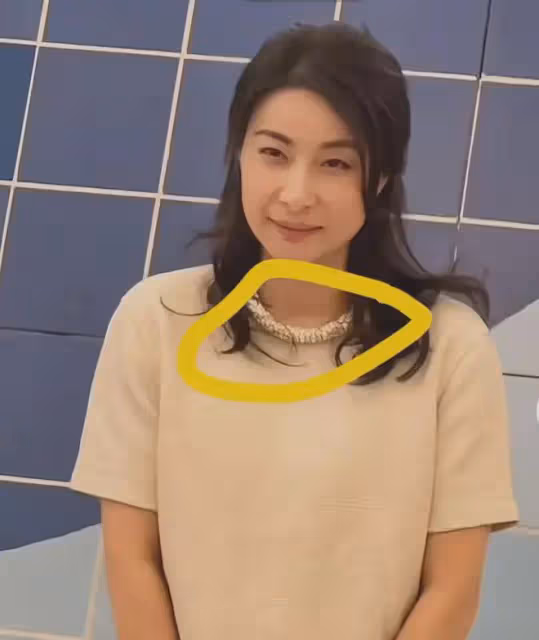 郭晶晶現身上海出席活動！穿著簡單，脖子上的項鍊卻被曝不一般！