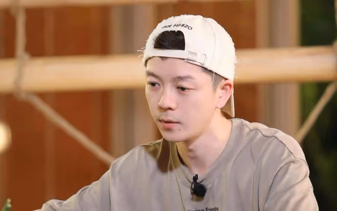 王櫟鑫音樂節上緊急叫停，暖心救援暈倒觀眾，網友：小天使在行動