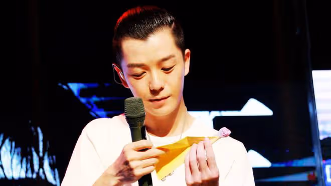 王櫟鑫音樂節上緊急叫停，暖心救援暈倒觀眾，網友：小天使在行動