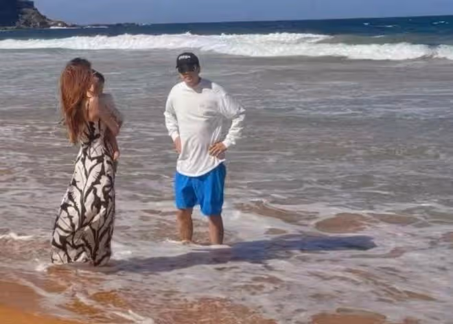 程曉玥夫婦帶女兒海邊玩耍，胖豆坐爸爸肩上，一家三口好有愛