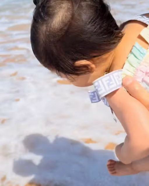 程曉玥夫婦帶女兒海邊玩耍，胖豆坐爸爸肩上，一家三口好有愛