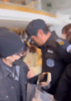 《明偵9》錄製太混亂,王鷗被流量粉絲擠到撞門,還現場遭嘲諷