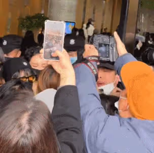 《明偵9》錄製太混亂,王鷗被流量粉絲擠到撞門,還現場遭嘲諷