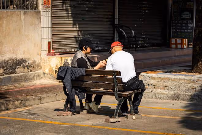 七旬大爺請女保姆養老,月六千滿足四個要求,兒子:姜還是老的辣