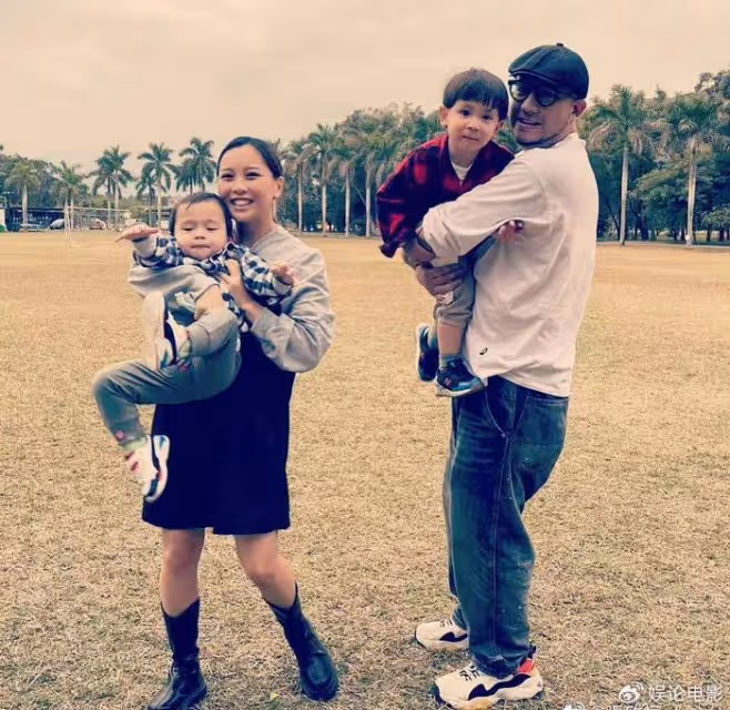 過去藝人張致恆曬收款碼,網絡乞討,葉璇諷其沒法和關智斌相比