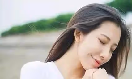 女人給你這5個「信號」,就是對你芳心暗許了,別再傻傻錯過了!