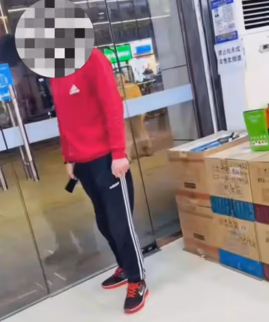 鬧大了!女子購買茅台酒要求驗真偽,老闆鎖門搖人:我叫人弄死你
