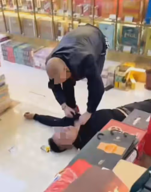 鬧大了!女子購買茅台酒要求驗真偽,老闆鎖門搖人:我叫人弄死你