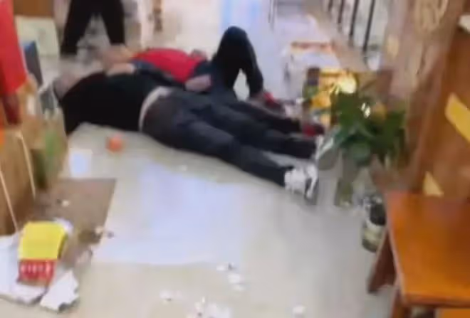鬧大了!女子購買茅台酒要求驗真偽,老闆鎖門搖人:我叫人弄死你