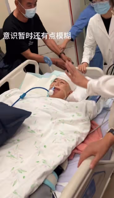 22歲「點讀機女孩」仍在ICU!母親透露情況,病情引發質疑!