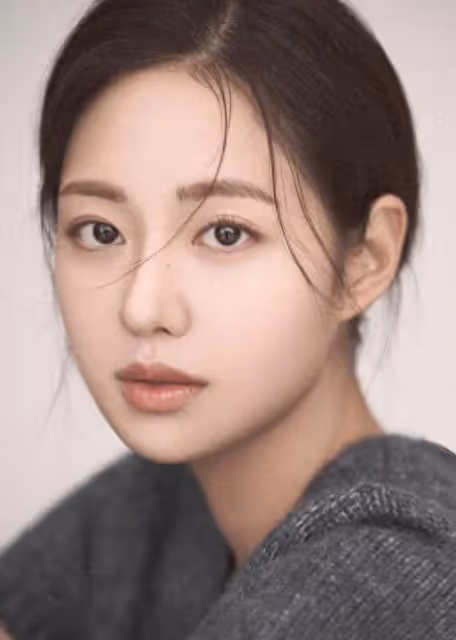 韓國女演員，顏值驚艷網友，父親是著名整容醫生，過去照片公開