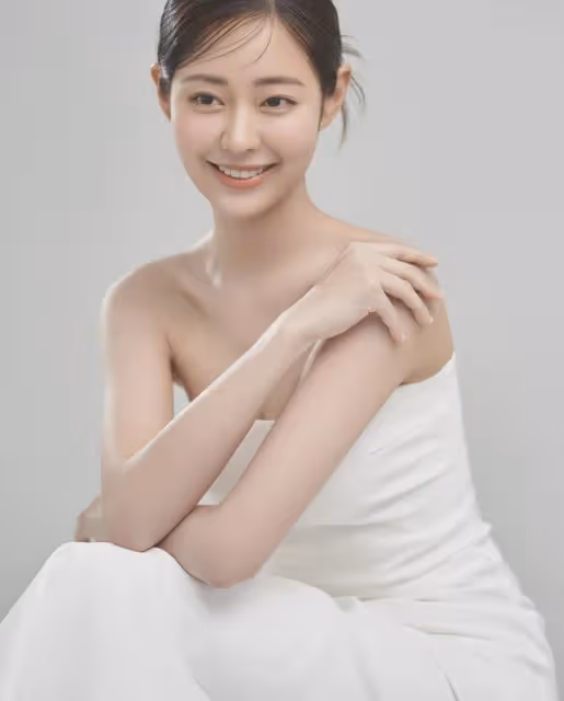 韓國女演員，顏值驚艷網友，父親是著名整容醫生，過去照片公開