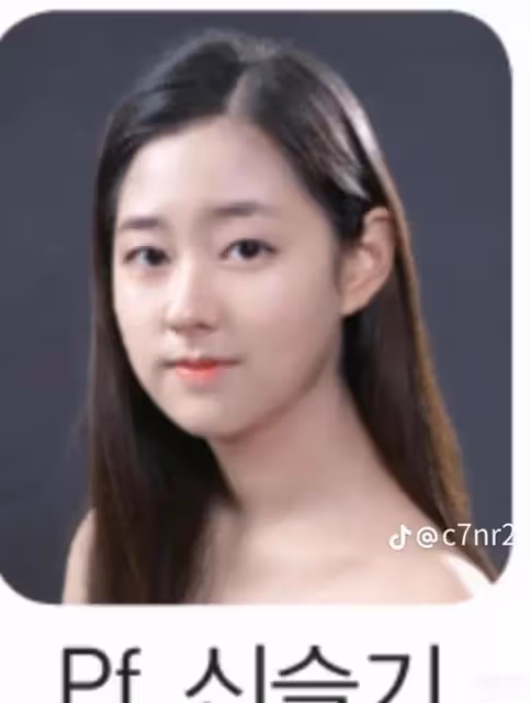 韓國女演員，顏值驚艷網友，父親是著名整容醫生，過去照片公開