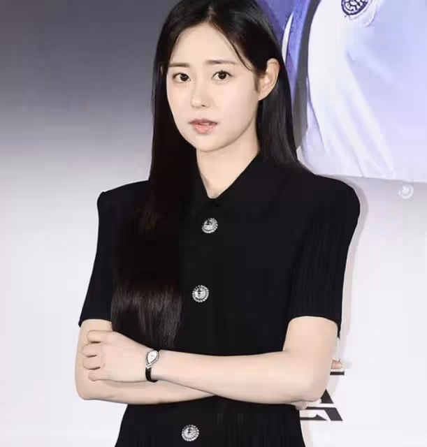 韓國女演員，顏值驚艷網友，父親是著名整容醫生，過去照片公開