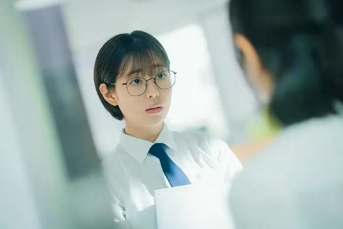 韓國女演員，顏值驚艷網友，父親是著名整容醫生，過去照片公開