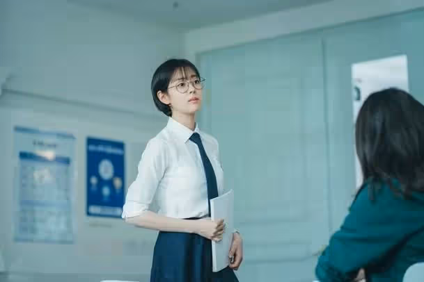 韓國女演員，顏值驚艷網友，父親是著名整容醫生，過去照片公開