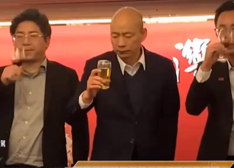 韓國瑜遭設局？春酒喝到「威士忌加茶」　他眉頭一皺秒變臉