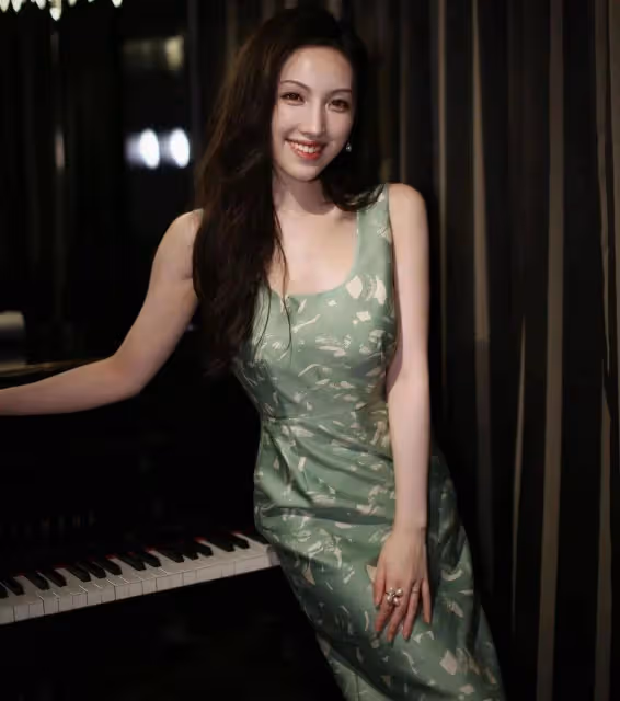 香港音樂才女,竟是魔鬼身材,擅長女高音和鋼琴,網友心中的極品女神