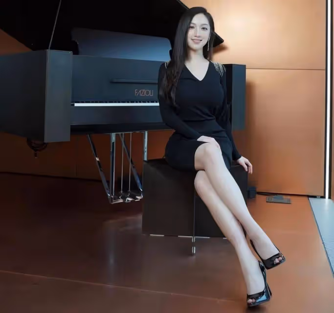 香港音樂才女,竟是魔鬼身材,擅長女高音和鋼琴,網友心中的極品女神