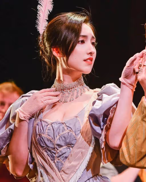 香港音樂才女,竟是魔鬼身材,擅長女高音和鋼琴,網友心中的極品女神