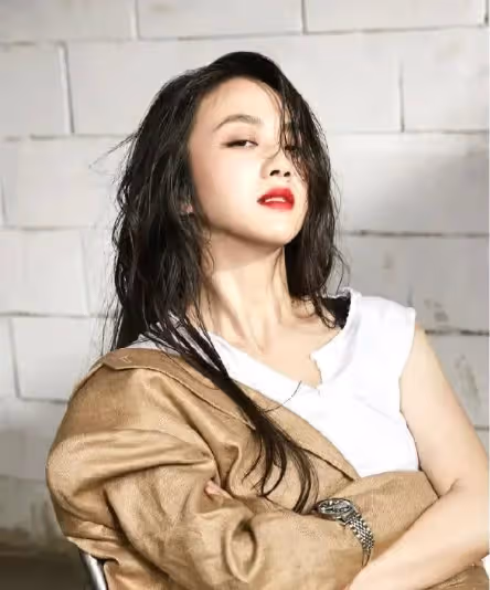 湯唯姐姐44歲啦,分居不過不離婚,一個人帶著小寶貝真嗨!
