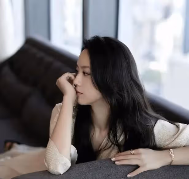 湯唯姐姐44歲啦,分居不過不離婚,一個人帶著小寶貝真嗨!