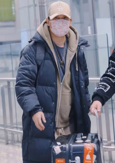 潘粵明攜小10歲女友度假歸來,貼心幫搬行李箱,尹姝貽眼神警惕