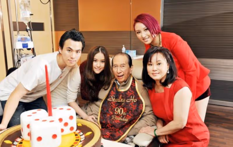 三太陳婉珍10億豪宅慶生,何超蓮何超雲嘟嘴獻吻,何家女婿齊缺席