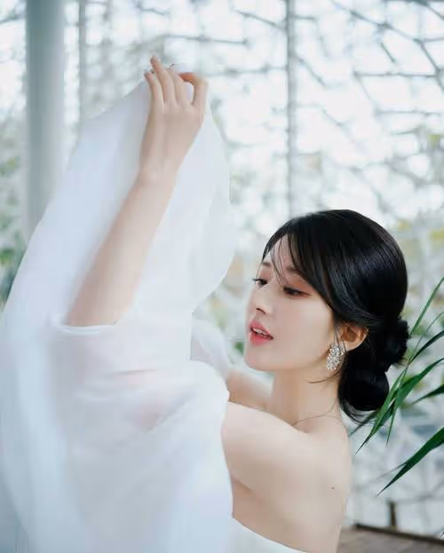 這可著實頂不住啊!絕色魅力!趙露思性感曲線惹火全場