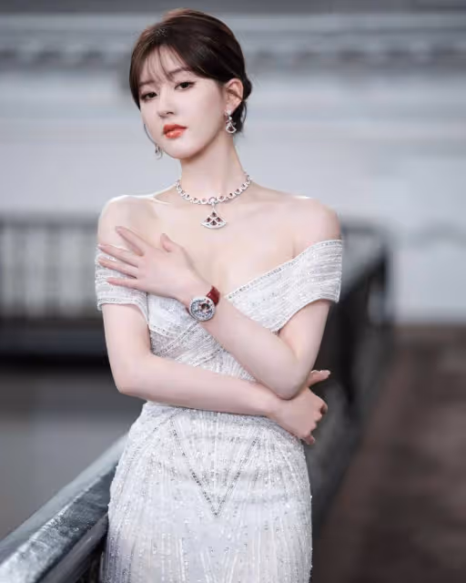 這可著實頂不住啊!絕色魅力!趙露思性感曲線惹火全場