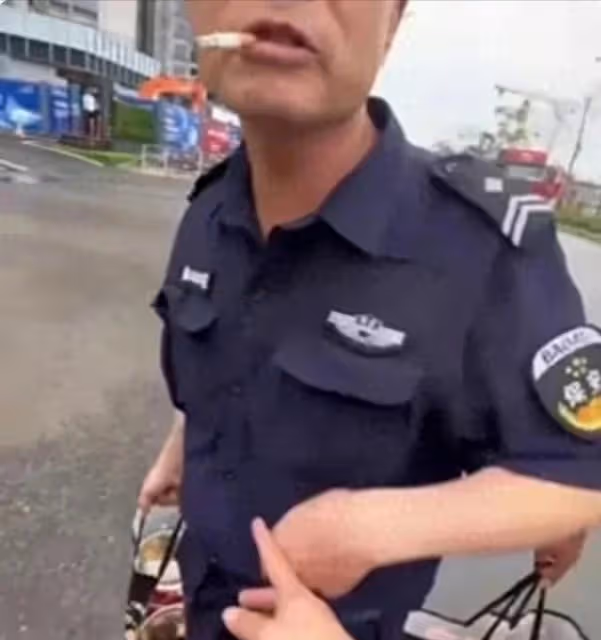 深圳保安撕毀盒飯,橫行霸道惹怒市民!熱議誰該執法?