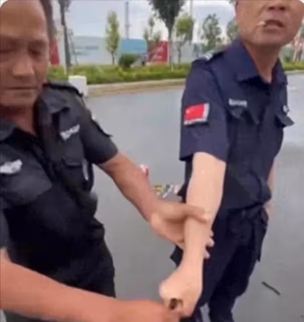深圳保安撕毀盒飯,橫行霸道惹怒市民!熱議誰該執法?