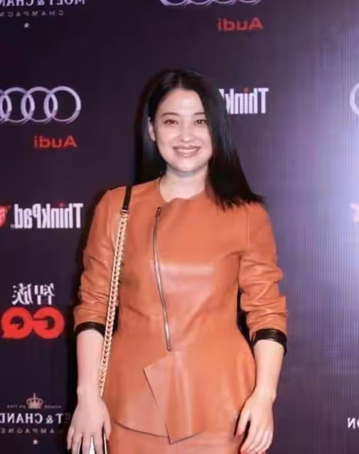 48歲梅婷對自己太自信了！身材發福穿皮衣臃腫猶如「大媽」