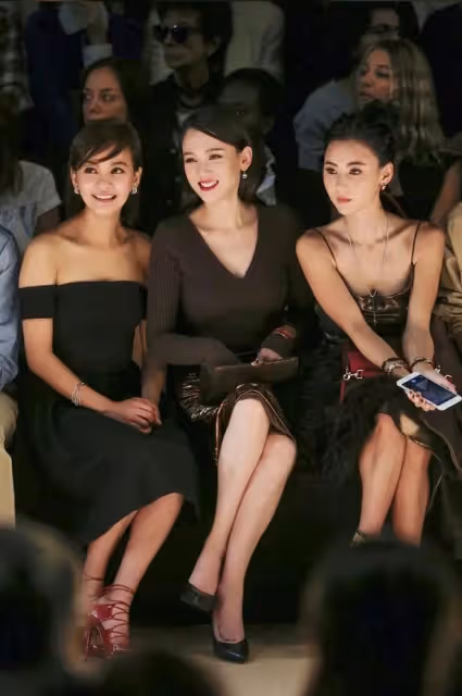 陳喬恩同框張柏芝，只差1歲氣質差很大，一個似少女，一個似大媽